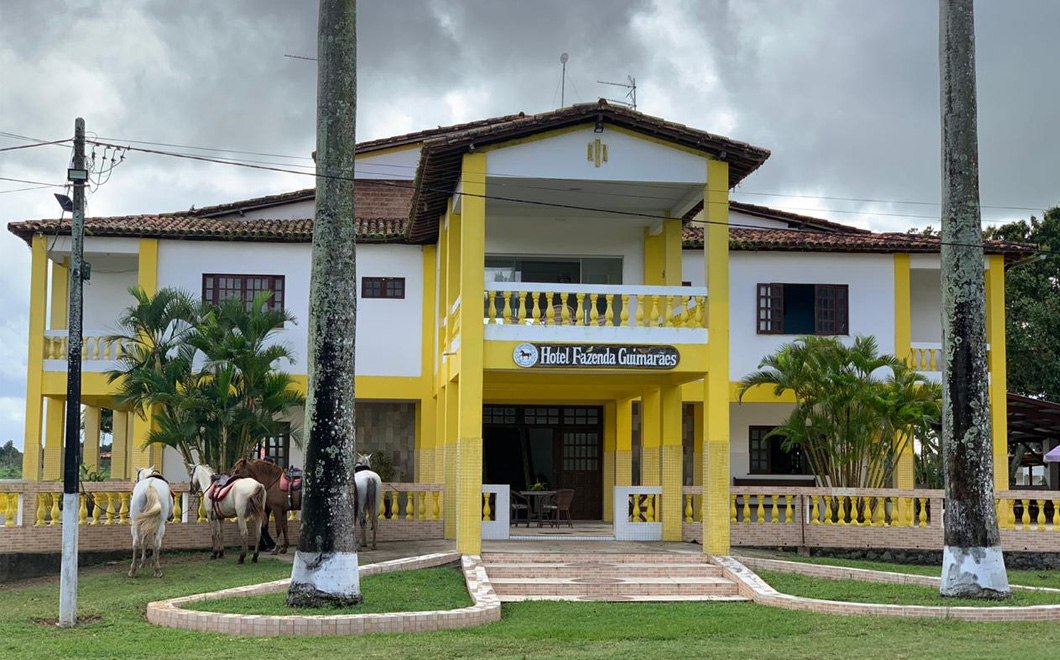 Hotel Fazenda Guimarães | Bus + Day Use + Café/Almoço/Lanche